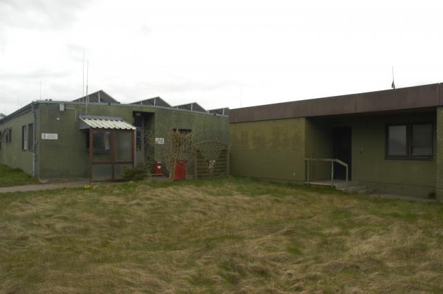 Blick auf ehemalige Wache und Unterkunftsgebäude