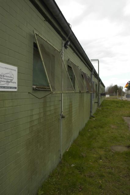 entlang des Hauptgebäudes